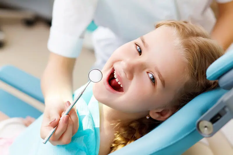 Uma criança recebendo tratamento odontológico biológico